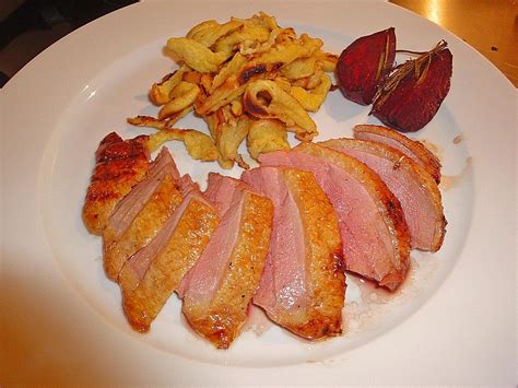 Ganze Ente rosa gebraten und in zwei Gängen serviert Chefkoch