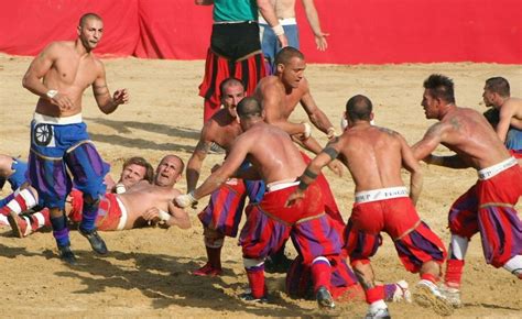 Calcio Storico Fiorentino Parapiglia Prima Del Via Un Calciante