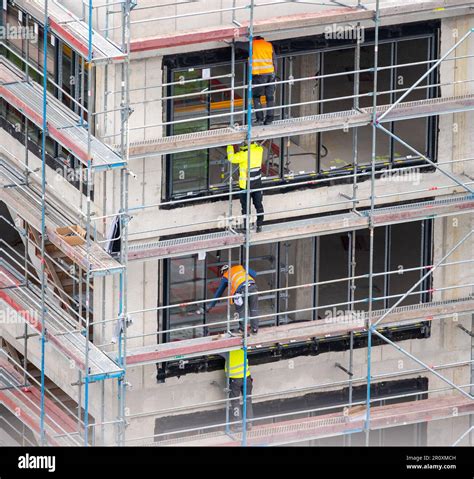 Arreglando Una Finestra All Esterno Di Un Edificio Immagini E