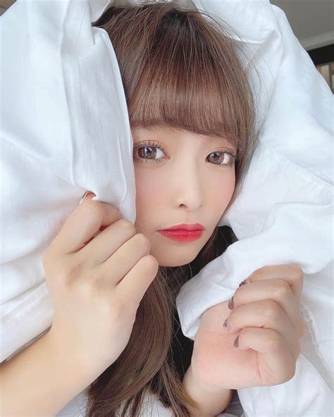 りなてぃさんのインスタグラム写真 りなてぃinstagram「﻿ ﻿ ﻿ ﻿ ひょっこり🛌♡﻿ 毎日朝も夜も心地いいね🍁﻿ ﻿ 一緒に