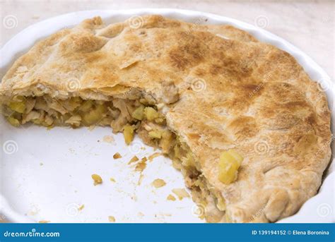 Torta Da Massa Folhada Com Galinha E Batatas Alimento Foto De Stock