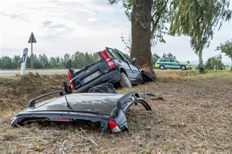 Fiat Prallt Auf B175 Gegen Baum Rettungshubschrauber Im Einsatz