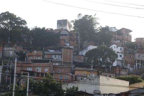 Moradores Relatam Tiroteio Intenso No Morro Dos Macacos Em Vila Isabel