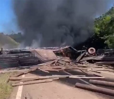 Carreta Tomba E Pega Fogo Na Rodovia Br No Par Voz Do Bico