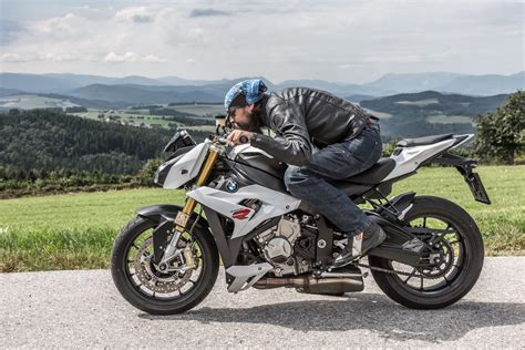 Power Naked Bike Test Aprilia Tuono V Rr Vs Bmw S R