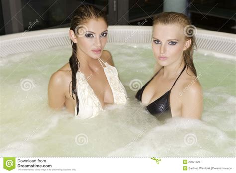 Dos Muchachas Hermosas Jovenes En Jacuzzi Foto De Archivo Imagen De