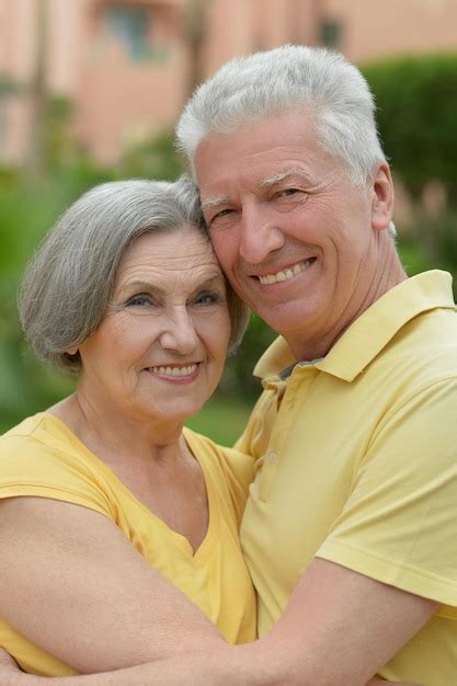 Feliz Pareja De Ancianos Abraz Ndose Foto Premium