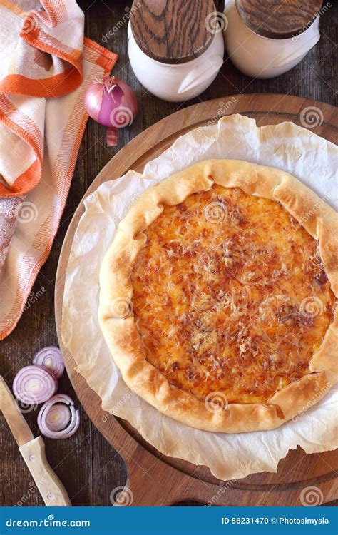 Empanada Del Queso De La Cebolla En La Tajadera De Madera Foto De