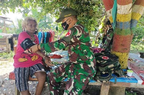 Satgas Tni Yonif Bagikan Sembako Bagi Warga Perbatasan Ri Png