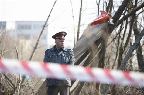 KATASTROFA SMOLEŃSKA SZCZĄTKI rzeczy OFIAR katastrofy leżały w lesie