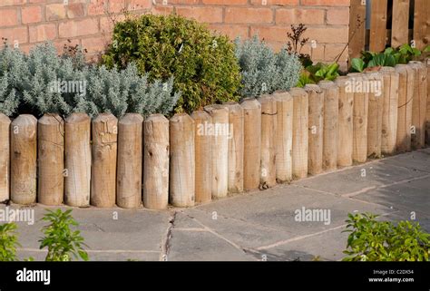 Garden path edging hi-res stock photography and images - Alamy