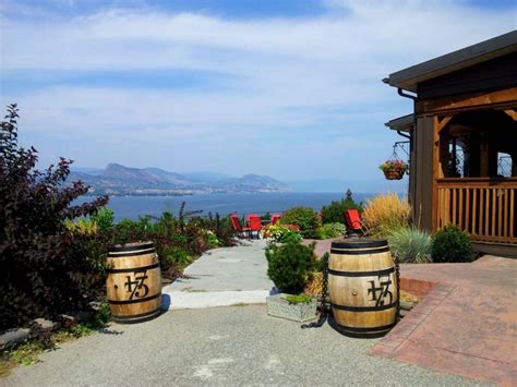 A Walking Wine Tour Of The Naramata Bench British Columbia