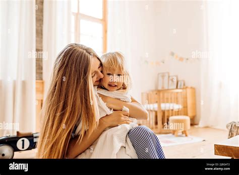 Maman Embrasse Son Enfant Banque De Photographies Et Dimages à Haute