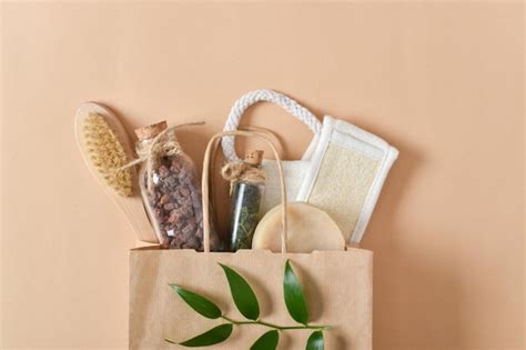 Um saco de papel itens de spa produtos ecológicos para cuidados