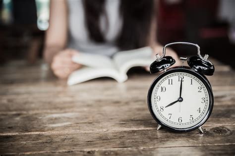 Tiempos De Lectura Reloj A Las En Punto En La Mesa De Madera Con