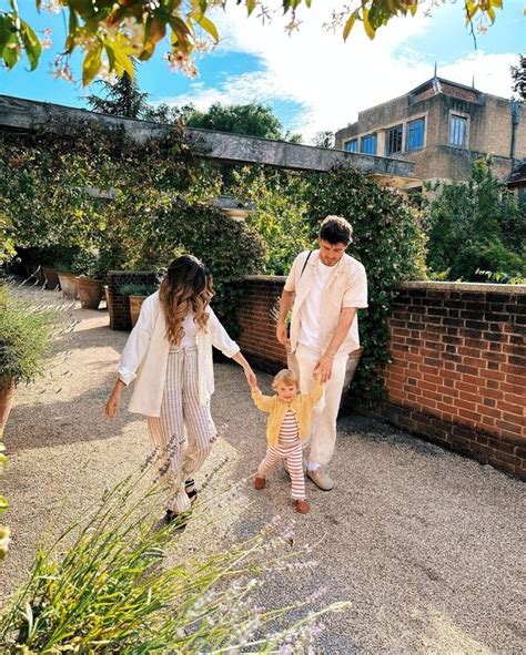 zoe  alfie holding hands zoellas boyfriend alfie deyes buys
