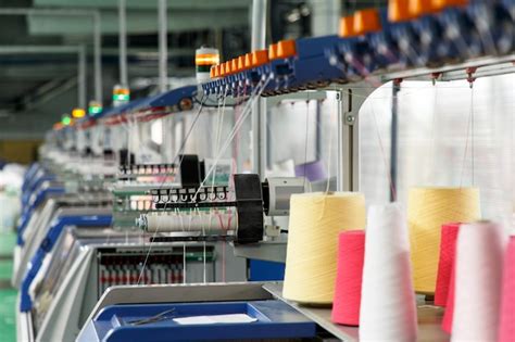 Industria textil con máquinas de tejer Foto Premium