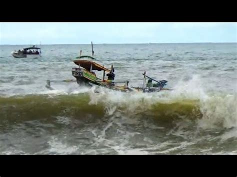 Ombak Badai Ketika Baru Muncul Jum At Pantai Plawanganpuger