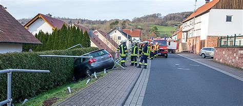 Pkw Durchbricht Gel Nder Und Landet In Hecke Ein Verletzter