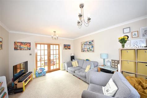 Highfield Road Bourne End Buckinghamshire Sl8 2 Bed Semi Detached