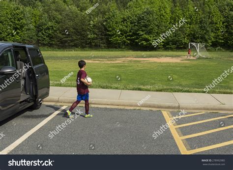 56 Mom Dropping Kids Off Images Stock Photos And Vectors Shutterstock