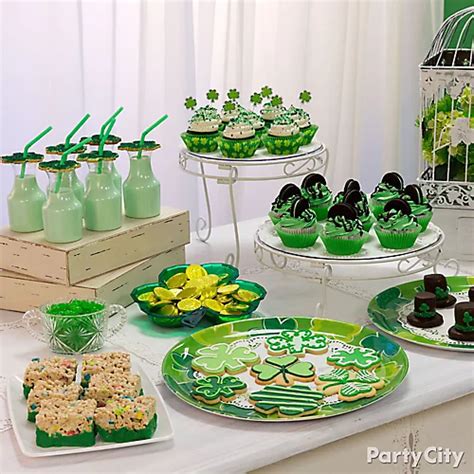 St Paddys Treats Table Idea St Patricks Day Dessert Ideas St