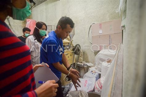 PENGGEREBEKAN RUMAH TERDUGA PABRIK NARKOBA ANTARA Foto