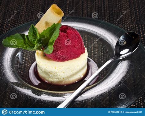 Postre Dulce Panna Cotta En Salsa De Cerezo Y Sorbete De Cerezo Foto De