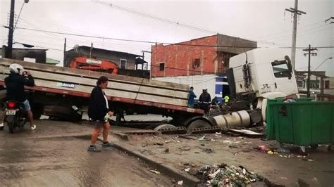 Caminhão afunda em ciclovia no bairro Morrinhos em Guarujá SP