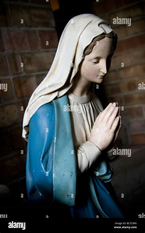 A statue of the Virgin Mary Praying Stock Photo - Alamy