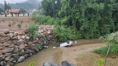 V Deo Carro Despenca E Cai No Rio Em Brusque