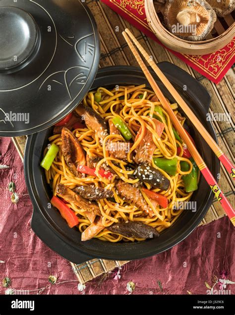 Hoisin duck noodles. Chinese food Stock Photo - Alamy