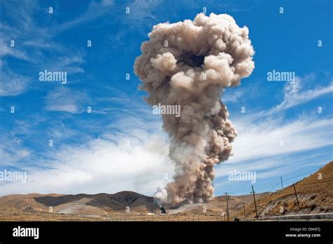 Flame-Out and Exhaust Plume at End of Test of World's Largest Rocket Motor Stock Photo - Alamy