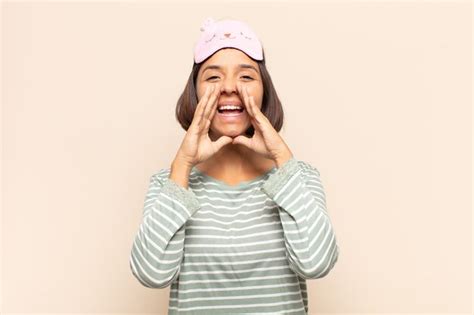 Mujer Latina Joven Que Se Siente Feliz Emocionada Y Positiva Dando Un