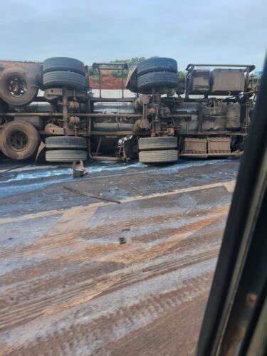 Carreta Carregada Mais De Mil Litros Tomba Na Mgc Em Alfenas