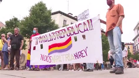 Unas Personas Se Manifiestan En Madrid Contra La Monarqu A Y La