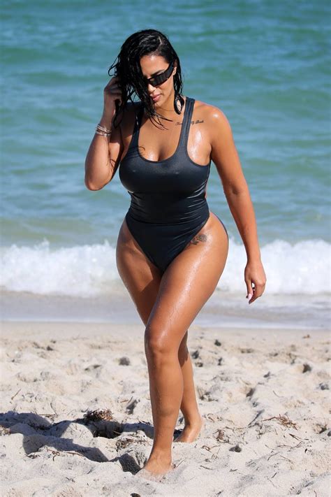 Kanye West S Ex Chaney Jones Show Her Hot Body In Miami Thblog