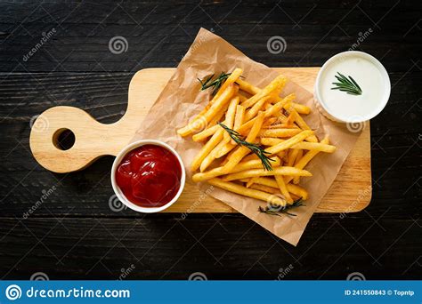 Pommes Frites Mit Saurer Creme Und Ketschup Stockbild Bild Von