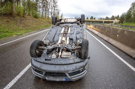 Auto überschlägt sich und bleibt auf Dach liegen