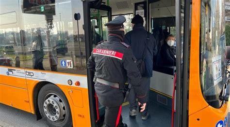 Palpeggia Ragazzina Sul Bus Carabiniere Libero Dal Servizio Lo Ferma