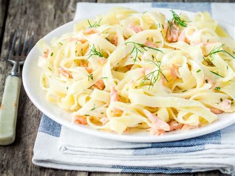 Schmackhafte Nudeln Mit Schmelzk Se Lachs Lauchzwiebeln