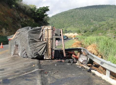 CAATINGA NOTICIAS Carreta perde freio bate em caminhões e motorista