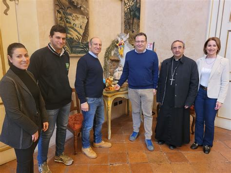 Coldiretti E Confartigianato Consegnano Al Vescovo La Statuina Del