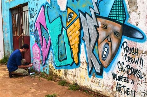 G1 Grafiteiro aproveita muros de espaços abandonados em Vilhena