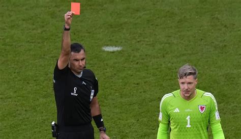 Foto Detik Detik Wayne Hennessey Diganjar Kartu Merah Pertama Di Piala