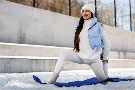 Jovem Mulher Praticando Ioga Ao Ar Livre Durante O Inverno Em Roupas