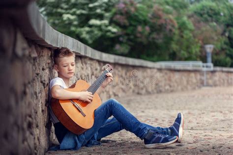 Guitarra Ac Stica Del Adolescente Que Juega La Sentada En Los Pasos En