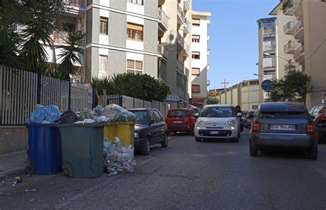 Rifiuti A Torre Del Greco Cassonetti Colmi E Strade Sporche