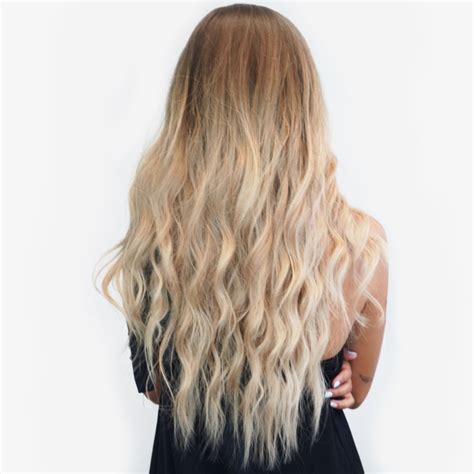 60 cm lange blonde Ombré Perücke mit Ansatz ohne Pony leicht gewellt