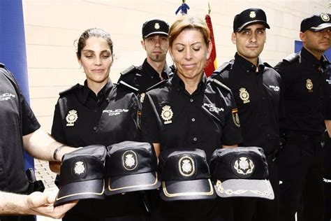 La Polic A Nacional Recurre Al Estilo Casual Para Renovar Su Uniforme